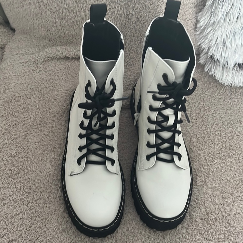 Brand new white boots sz8